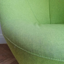 Charger l'image dans la galerie, Fauteuil pivotant accompagné de son pouf, modèle anda crée par Pierre Paulin pour Ligne Roset 