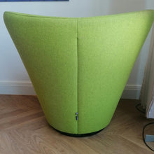 Charger l'image dans la galerie, Fauteuil pivotant accompagné de son pouf, modèle anda crée par Pierre Paulin pour Ligne Roset 