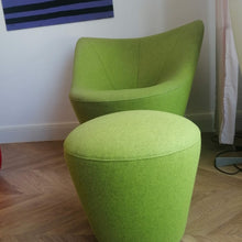 Charger l'image dans la galerie, Fauteuil pivotant accompagné de son pouf, modèle anda crée par Pierre Paulin pour Ligne Roset 