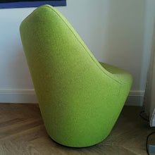 Charger l'image dans la galerie, Fauteuil pivotant accompagné de son pouf, modèle anda crée par Pierre Paulin pour Ligne Roset 