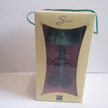 Charger l'image dans la galerie, Lampe Miss Sissi verte design de Philippe Starck pour Flos dans sa boîte d'origine