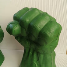 Charger l'image dans la galerie, Véritables gants poings de Hulk Marvel 2003 sonore "Smash and Bath" Vintage