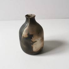 Charger l'image dans la galerie, Soliflore en grès enfumé, Raisa Salvador