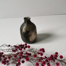 Charger l'image dans la galerie, Soliflore en grès enfumé, tâche en cuivre (oxyde de cuivre) Brut, délicat et intemporel, ce soliflore se suffira à lui-même ou pourra accueillir vos plus belles branches de fleurs séchées ou de fleurs fraiches.