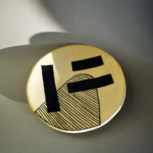 Charger l'image dans la galerie, Magnifiques assiettes de style bauhaus, elle pourra vous servir à décore votre table et à sublimer vos plats et pourquoi pas comme objets de déco sur vos étagères. ou en décoration murale