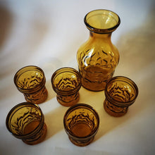 Charger l'image dans la galerie, Carafe et 5 verres vintages ambrés Bormioli 1970 Italie