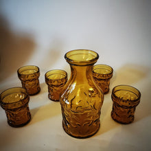 Charger l&#39;image dans la galerie, Carafe et 5 verres vintages ambrés Bormioli 1970 Italie

