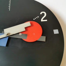 Charger l'image dans la galerie, HORLOGE MURALE VINTAGE CONSTRUCTIVISTE DE NICOLAÏ CANETTI POUR ARTEC. USA. Memphis milano