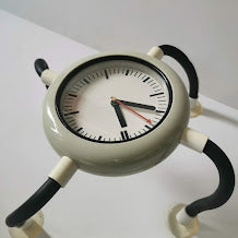 Charger l'image dans la galerie, Horloge Spider Clock, TT design, 1980 Horloge en forme d'araignée araignée produite en Belgique par TT Design dans les années 80.