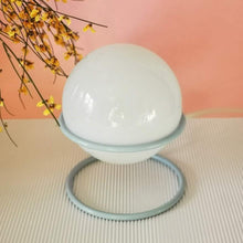 Charger l'image dans la galerie, lampe globe boule à poser des années 50 - Maison Panache