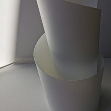 Charger l'image dans la galerie, Lampe vintage italienne de Samuel Parker modèle Lucia, 1990.