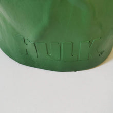 Charger l'image dans la galerie, Véritables gants poings de Hulk Marvel 2003 sonore "Smash and Bath" Vintage
