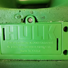 Charger l&#39;image dans la galerie, Véritables gants poings de Hulk Marvel 2003 sonore &quot;Smash and Bath&quot; Vintage
