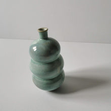 Charger l'image dans la galerie, Soliflore grès émaillé, vert d'eau, trois arrondis , Raisa Salvador