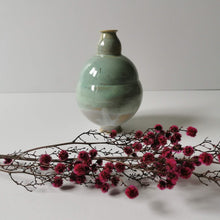 Charger l'image dans la galerie, Soliflore grès émaillé, vert d'eau et blanc, Raisa Salvador