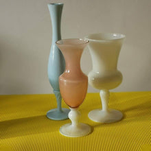 Charger l'image dans la galerie, vase en opaline rose - Maison Panache