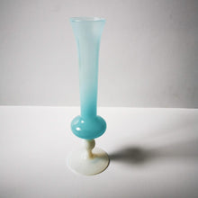 Charger l'image dans la galerie, Soliflore bleu vintage opaline