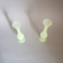 Charger l'image dans la galerie, paire de soliflore vintage opaline vert amande