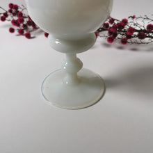Charger l'image dans la galerie, Vase Soliflore opaline blanche vintage