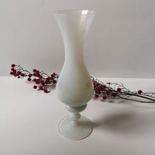 Charger l'image dans la galerie, Vase Soliflore tendance en opaline blanche vintage
