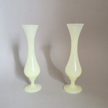 Charger l'image dans la galerie, paire de soliflore vintage opaline vert amande