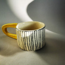 Charger l'image dans la galerie, Magnifiques tasses à grande anse, elles pourront vous servir à boire votre thé ou café et pourquoi pas comme objets de déco sur vos étagères.