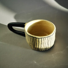 Charger l'image dans la galerie, Magnifique tasse à grande anse jaune, elle pourra vous servir à boire votre thé ou café et pourquoi pas comme objet de déco sur vos étagères. La fonctionnalité des objets de Sabine Orlandini n’est pas immédiate ni définitive. Elle aime que ses objets soient utilisés pour une fonction à laquelle elle n’avais pas pensé. Ses pièces sont montées à la plaque. Elle utilise une terre de faïence blanche lisse ou chamottée, selon les effets et textures recherchés. Elle les engobe, les marque aux crayons oxydes et l