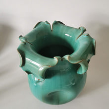 Charger l'image dans la galerie, Vase boule en céramique verte faience dans le goût de Massier, Vallauris, Art Nouveau