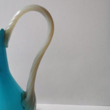 Charger l'image dans la galerie, Vase aiguière vintage opaline bleue