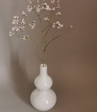 Charger l'image dans la galerie, Vase bubble vintage en opaline blanc et fleurs séchées