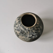 Charger l'image dans la galerie, Vase forme boule en grès enfumé, Raisa Salvador