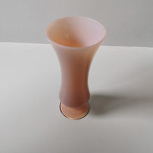 Charger l'image dans la galerie, Vase opaline rose vintage