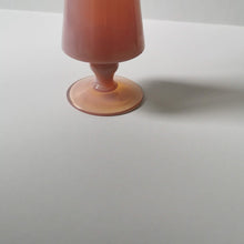 Charger l'image dans la galerie, Vase opaline rose vintage
