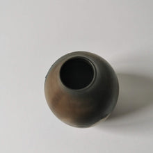 Charger l'image dans la galerie, Vase, Soliflore en porcelaine enfumée, Raisa Salvador