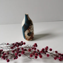 Charger l&#39;image dans la galerie, Vase ou Soliflore en porcelaine enfumée, tâches bleues et rouilles (oxyde de cobalt et oxyde de cuivre).  Ce vase est empreint d&#39;une profondeur et d&#39;une force spirituelle sacrée obtenus grâce à la technique ancestrale de l&#39;enfumage.   Brut, délicat et intemporel, ce vase ou soliflore se suffira à lui-même pourra accueillir vos plus beaux bouquets de fleurs séchées ou de fleurs fraiches. 

