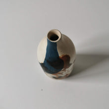 Charger l'image dans la galerie, Vase ou Soliflore en porcelaine enfumée, Raisa Salvador