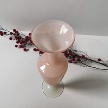 Charger l'image dans la galerie, Vase Soliflore opaline rose vintage