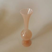 Charger l'image dans la galerie, Vase tendance en opaline rose vintage