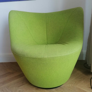 Fauteuil pivotant accompagné de son pouf, modèle anda crée par Pierre Paulin pour Ligne Roset 