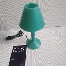 Charger l&#39;image dans la galerie, Lampe Miss Sissi verte design de Philippe Starck pour Flos dans sa boîte d&#39;origine
