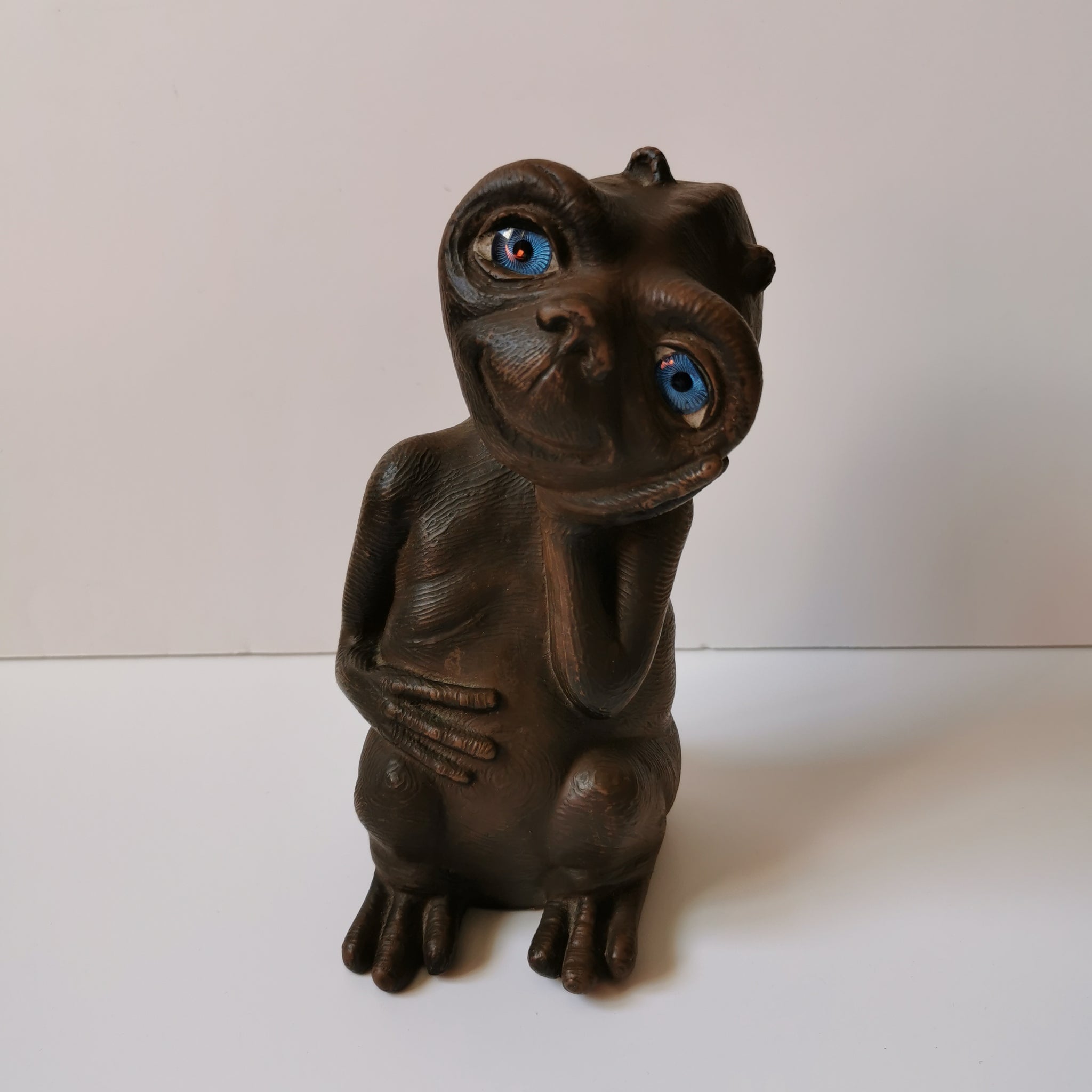 Une peinture d'une ancienne statue extraterrestre d'un personnage avec