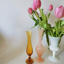 Charger l&#39;image dans la galerie, accumulation vase opaline tendance déco 
