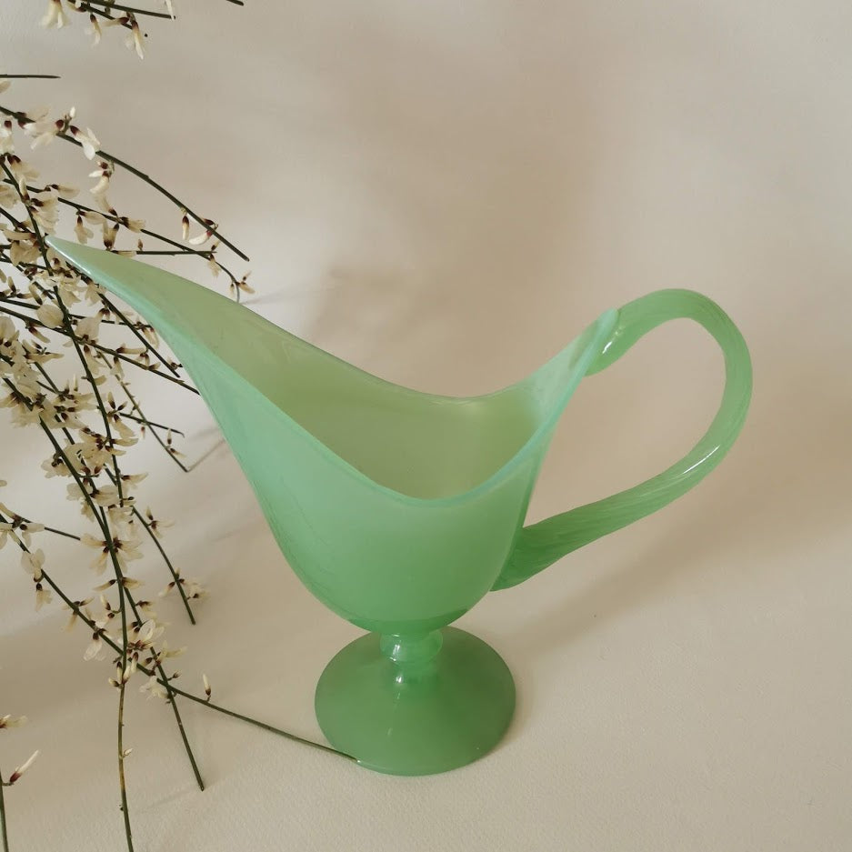 Elégante coupe ou saucière en opaline verte vintage.   Elle fera le plus bel effet sur votre table ou également en objet de déco. 