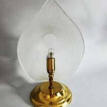 Charger l&#39;image dans la galerie, Lampe vintage italienne en forme de feuille laiton et verre
