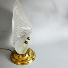 Charger l&#39;image dans la galerie, Lampe vintage italienne en forme de feuille laiton et verre
