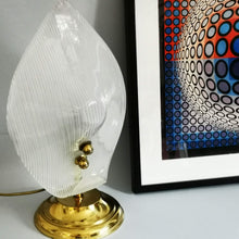 Charger l&#39;image dans la galerie, Lampe vintage italienne en forme de feuille laiton et verre

