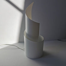 Charger l&#39;image dans la galerie, Lampe vintage italienne de Samuel Parker modèle Lucia, 1990. 
