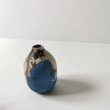 Charger l&#39;image dans la galerie, Petit soliflore porcelaine enfumée, Raisa Salvador
