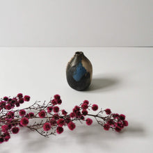 Charger l&#39;image dans la galerie, Petit soliflore porcelaine enfumée, Raisa Salvador
