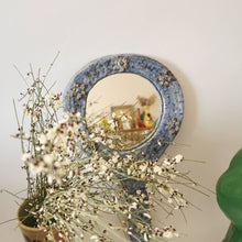 Charger l&#39;image dans la galerie, Miroir vintage en céramique émaillée Miroir vintage en céramique émaillée orné de motifs floraux qui apportent de l&#39;originalité et de l&#39;élégance. 
